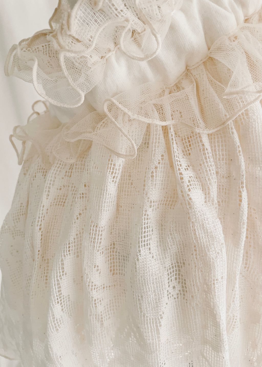 DŌRA CÎTA | Ruffled Hidden Bag - OFF WHITE