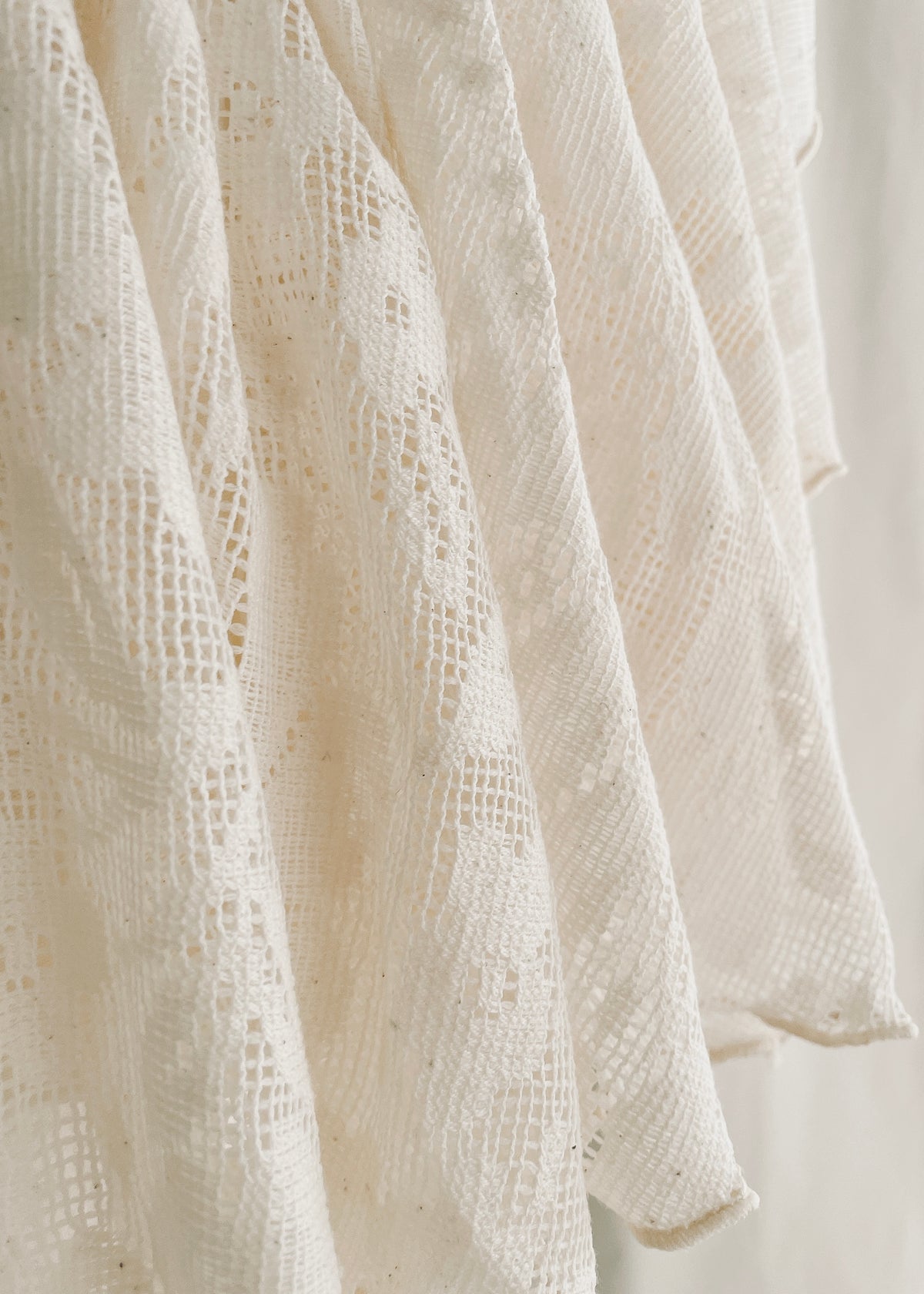 DŌRA CÎTA | Ruffled Hidden Bag - OFF WHITE