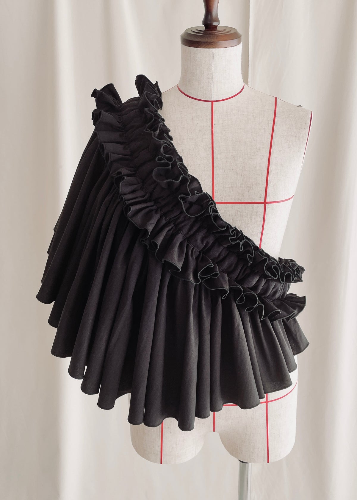 DŌRA NŌVA | Ruffled Hidden Bag - BLACK