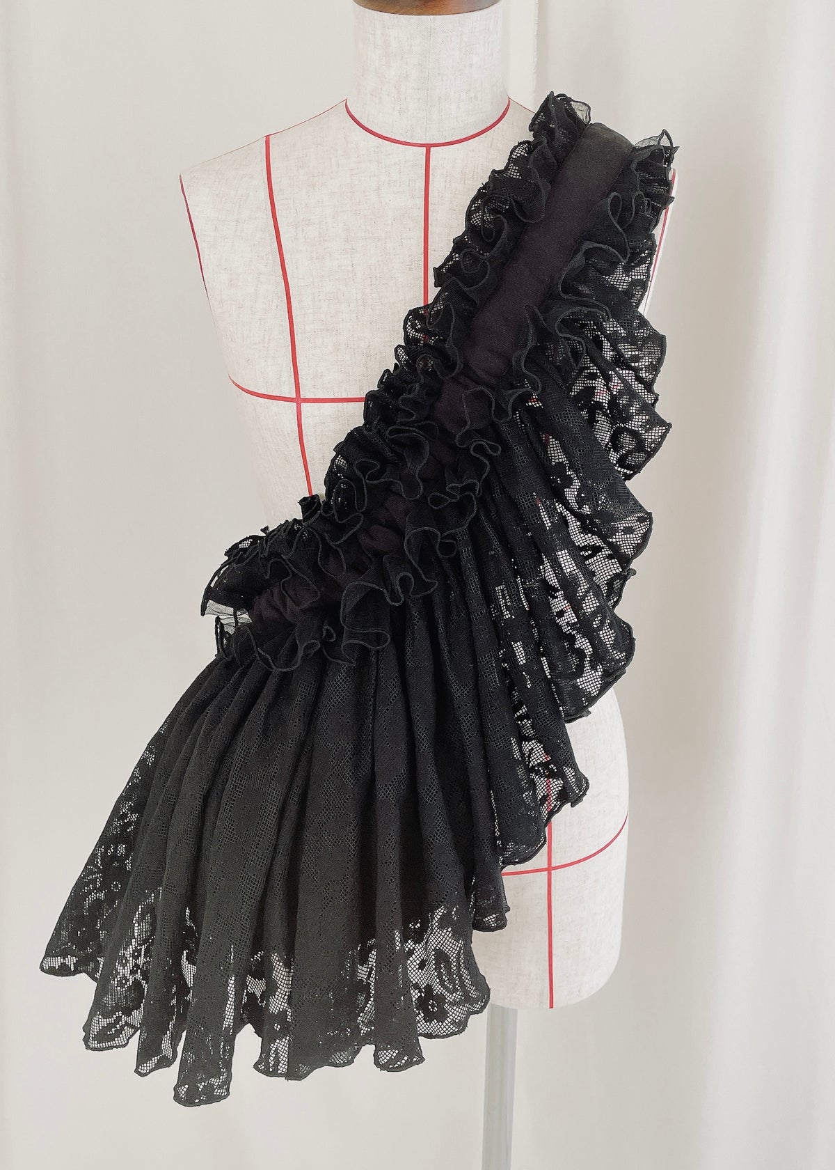 DŌRA CÎTA | Ruffled Hidden Bag - OFF WHITE