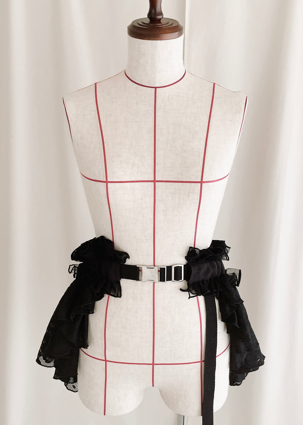 DŌRA CÎTA | Ruffled Hidden Bag - OFF WHITE