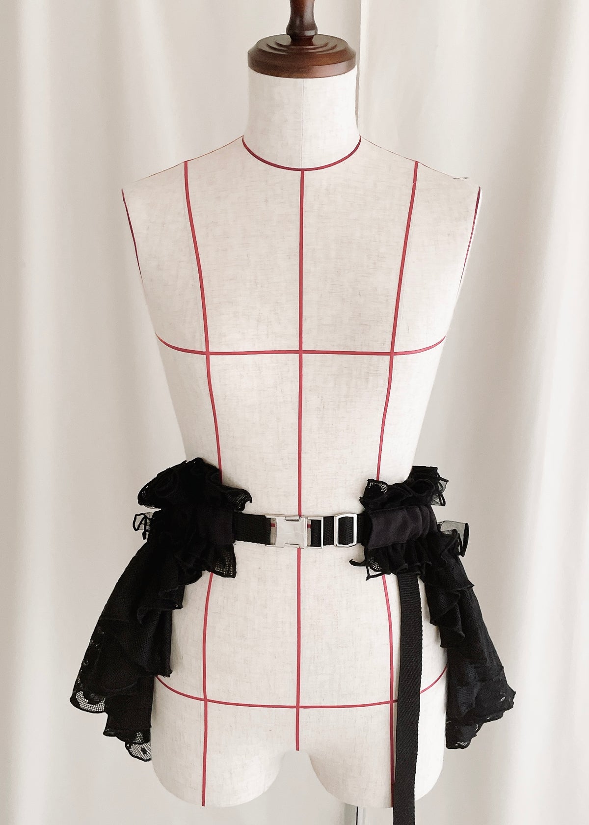 DŌRA CÎTA | Ruffled Hidden Bag - OFF WHITE