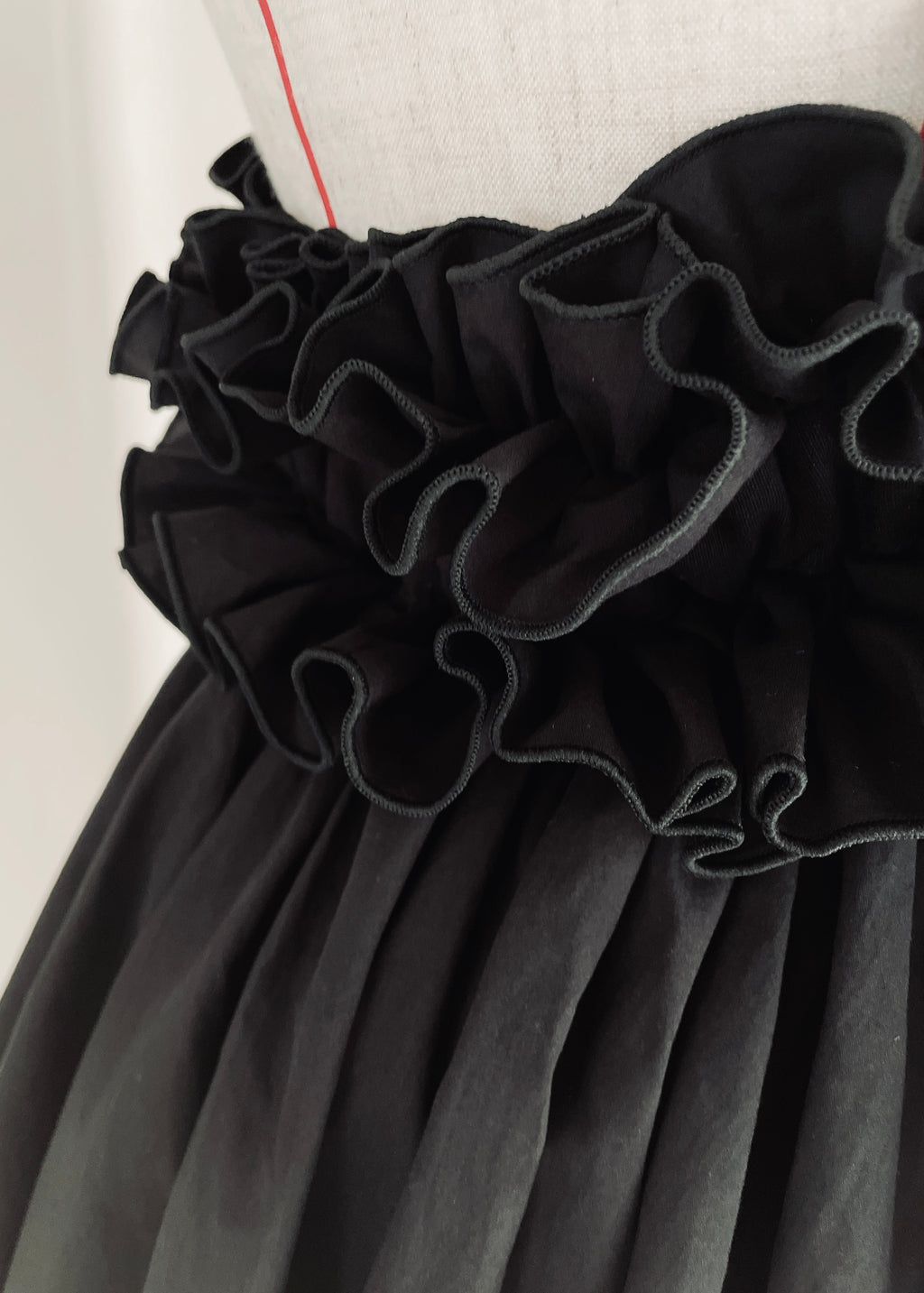 DŌRA NŌVA | Ruffled Hidden Bag - BLACK