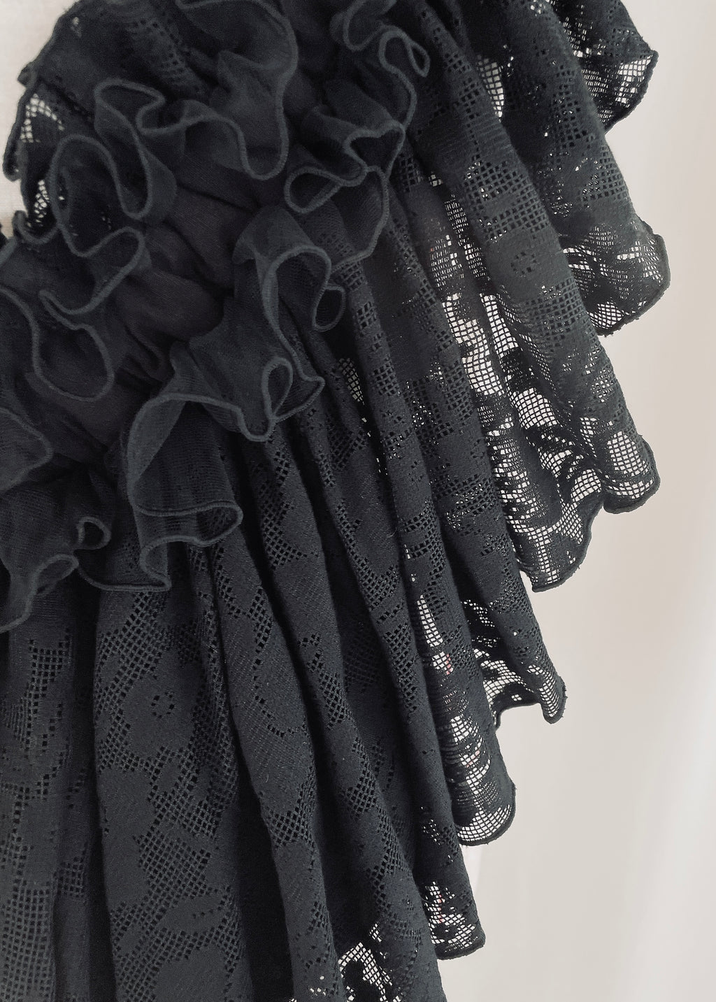 DŌRA CÎTA | Ruffled Hidden Bag - OFF WHITE