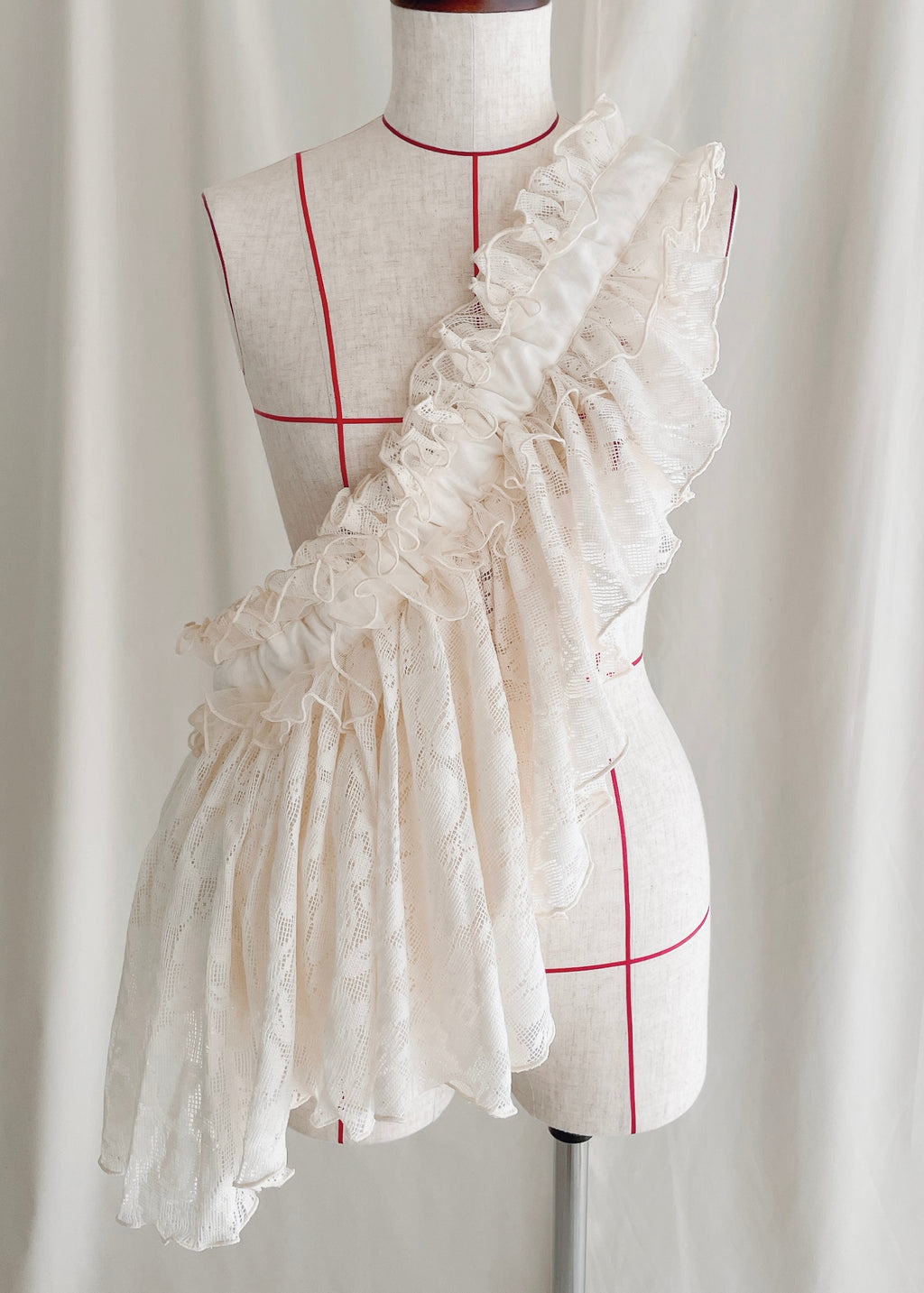 DŌRA CÎTA | Ruffled Hidden Bag - OFF WHITE