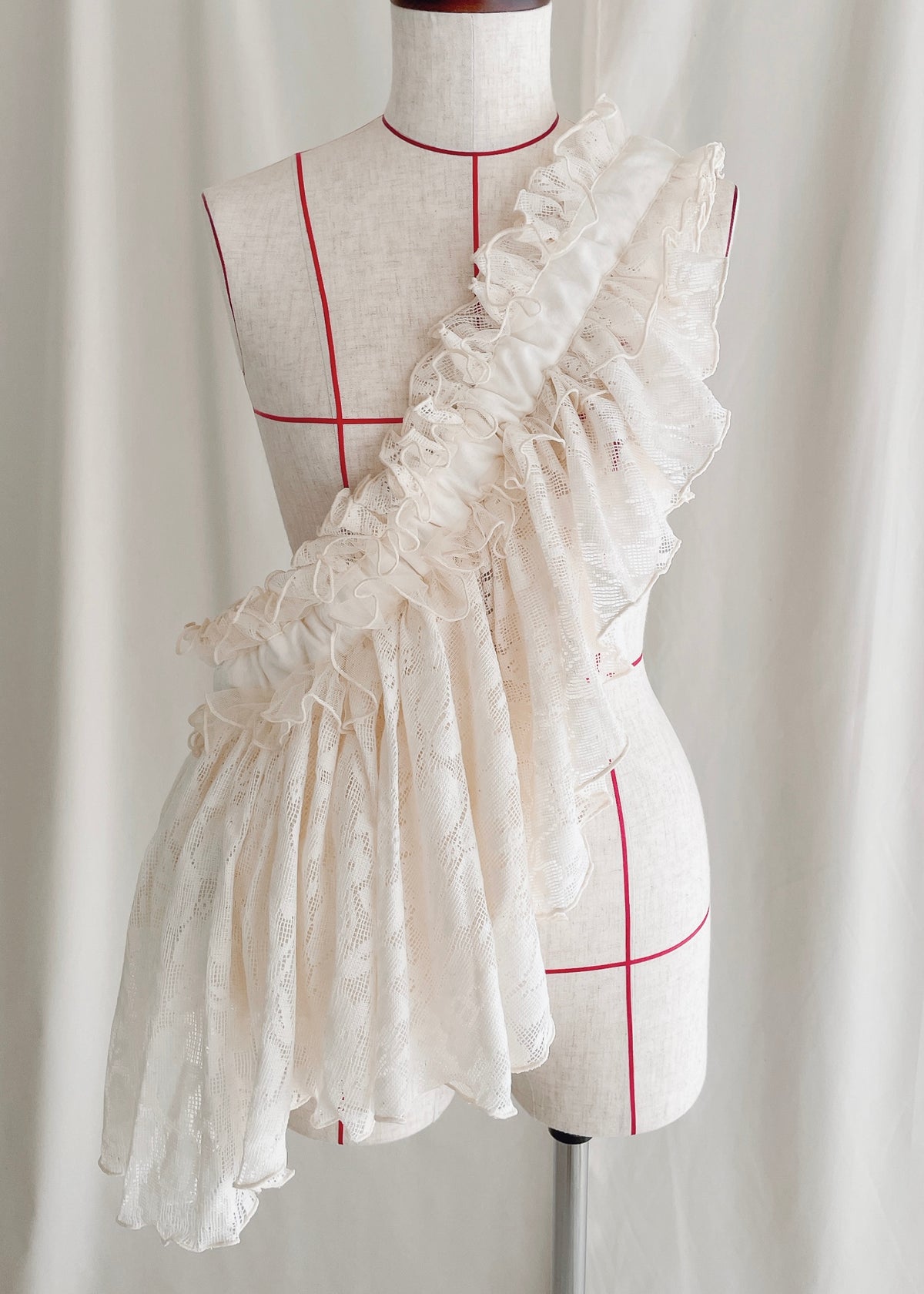 DŌRA CÎTA | Ruffled Hidden Bag - OFF WHITE